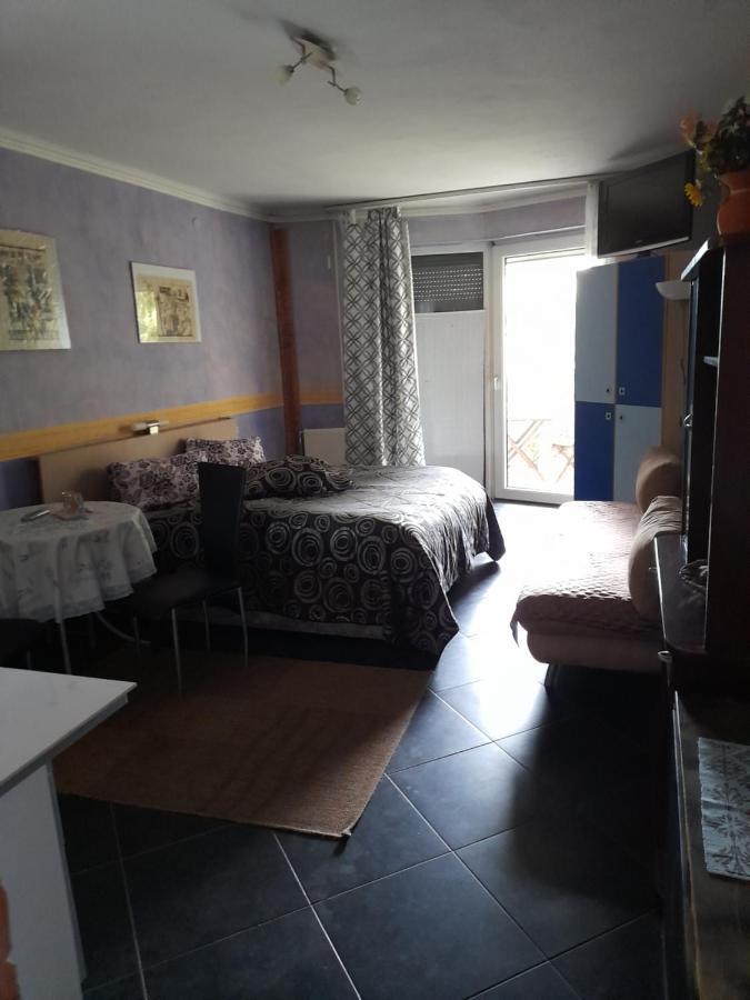 Fehér Hintó Miskolc Esterno foto