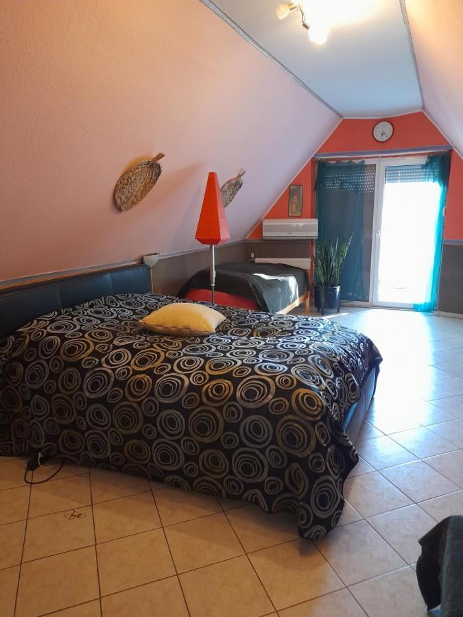 Fehér Hintó Miskolc Esterno foto