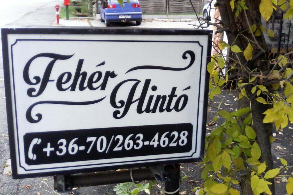 Fehér Hintó Miskolc Esterno foto