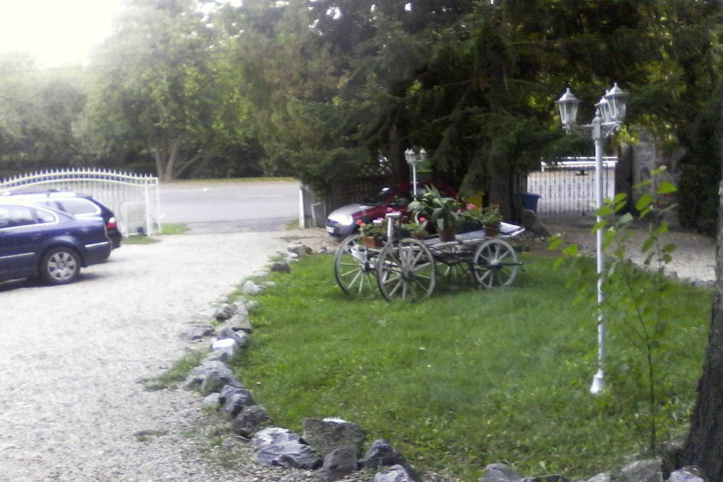 Fehér Hintó Miskolc Esterno foto