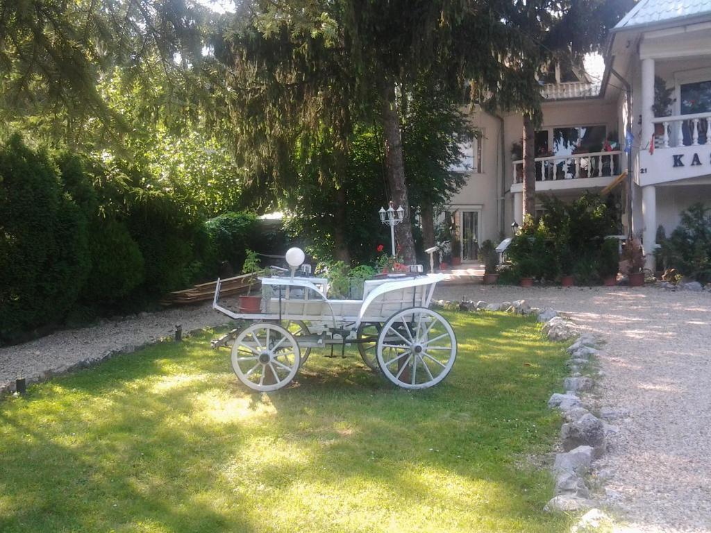Fehér Hintó Miskolc Esterno foto